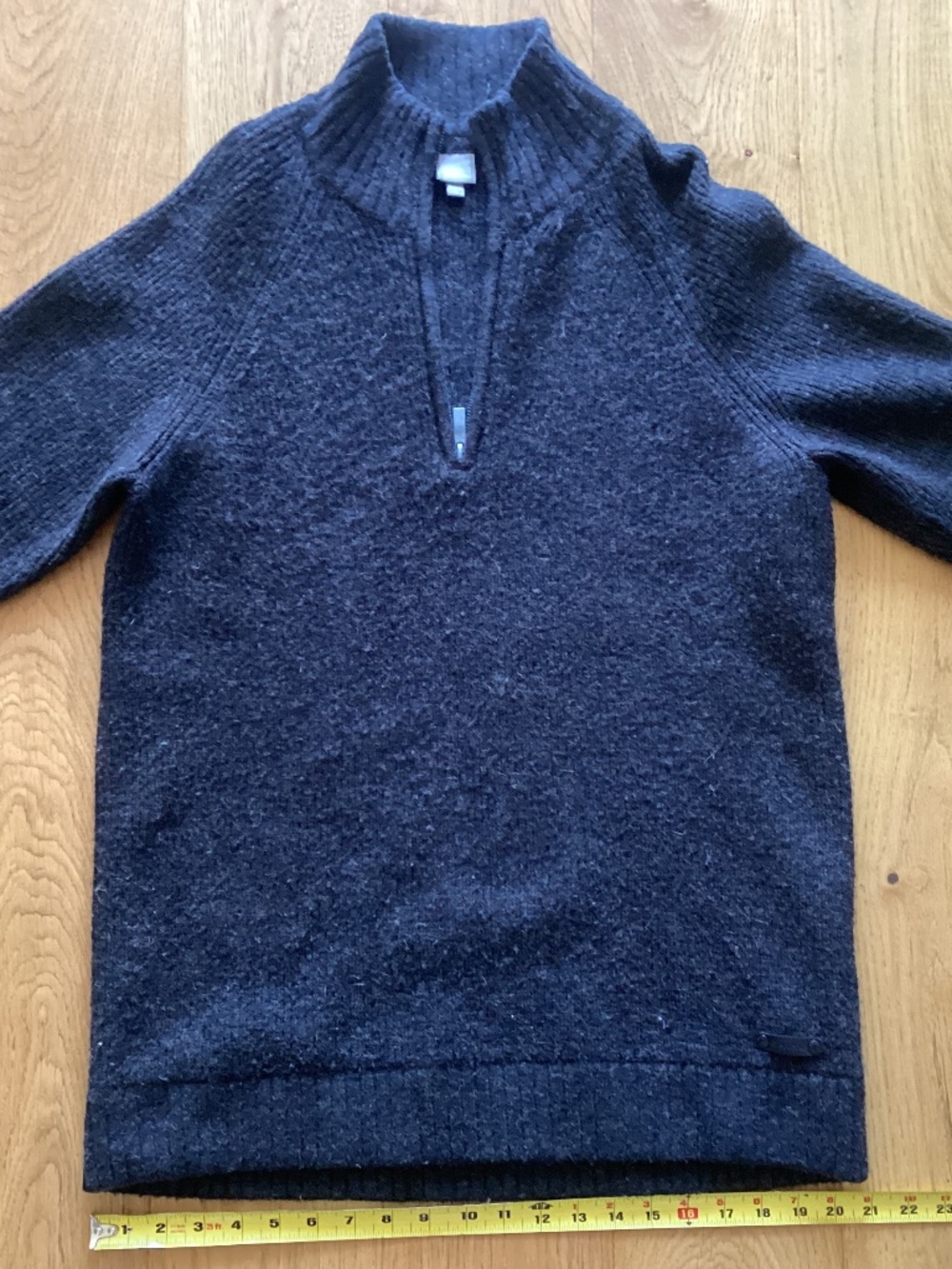 Bench half zip Sweater. Size Large